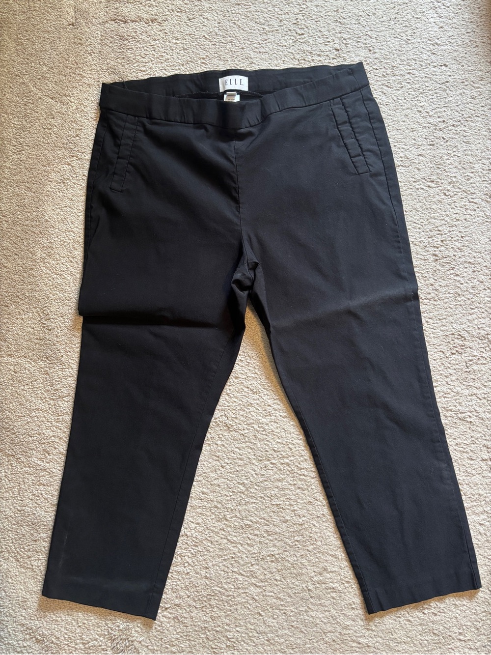 Elle Black capris